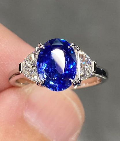 Exceptional IGI 3.3 Ctw Vivid Blue Ceylon Sapphire & VVS Diamond 18k White Gold Ring Engagement Ring For Love