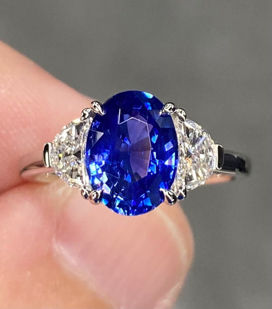 Exceptional IGI 3.3 Ctw Vivid Blue Ceylon Sapphire & VVS Diamond 18k White Gold Ring Engagement Ring For Love