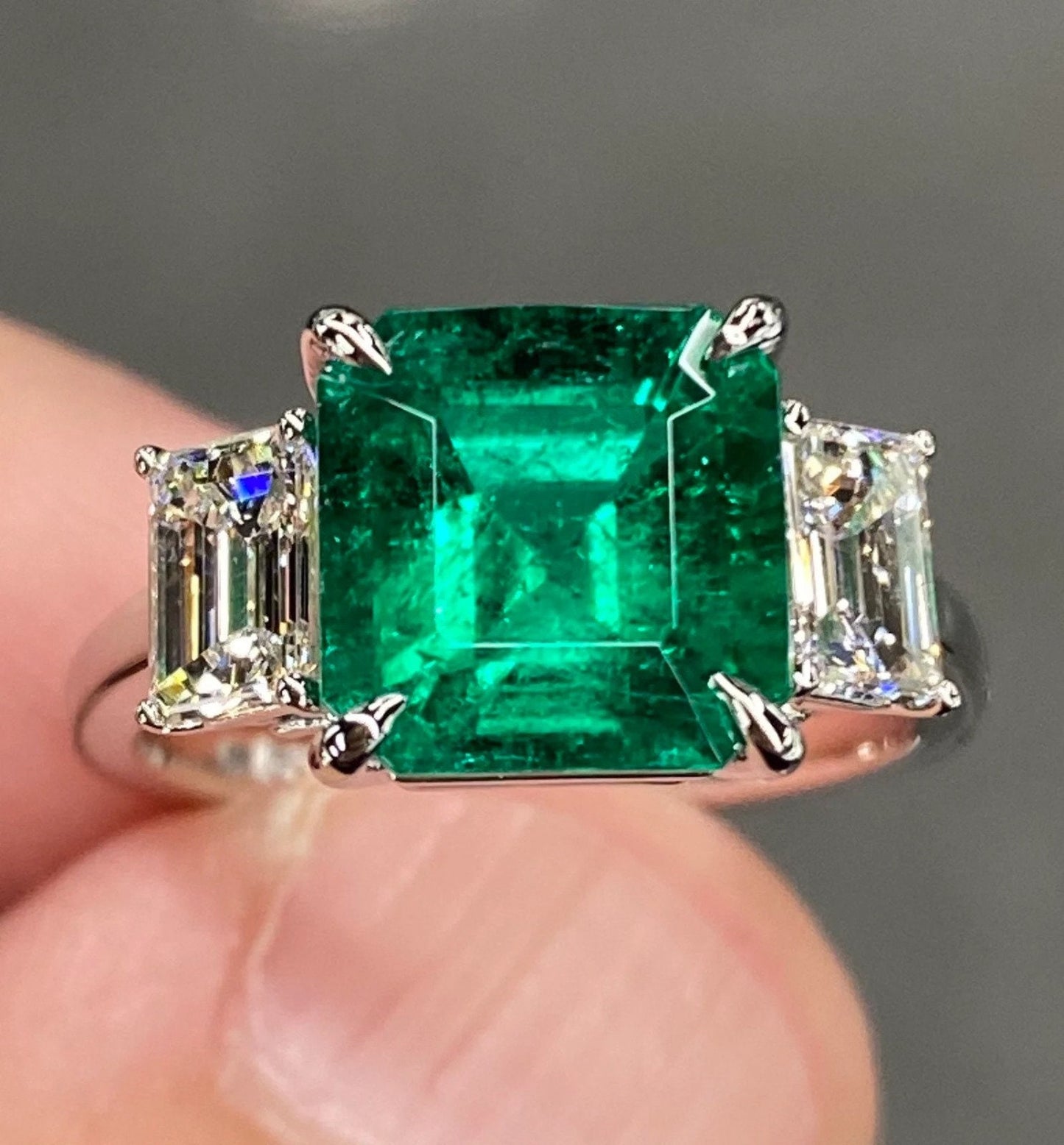 Exceptional IGI 4.3 Ctw Top Green Colombian Emerald & Moissanite 18k White Gold Ring Vivid Three Stone Engagement Cocktail Ring