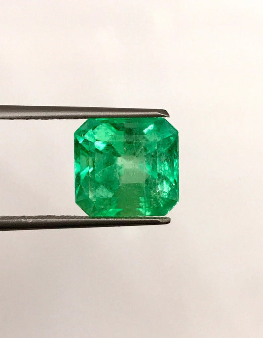 IGI Certified COLOMBIAN EMERALD 7.25 Carats Rich Parrot Green Color Sparky Luster Fine Quality Natural Colombian Emerald Genuine Emerald