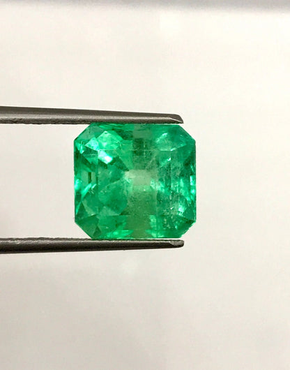 IGI Certified COLOMBIAN EMERALD 7.25 Carats Rich Parrot Green Color Sparky Luster Fine Quality Natural Colombian Emerald Genuine Emerald