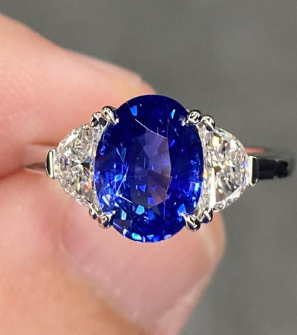 Exceptional IGI 3.3 Ctw Vivid Blue Ceylon Sapphire & VVS Diamond 18k White Gold Ring Engagement Ring For Love