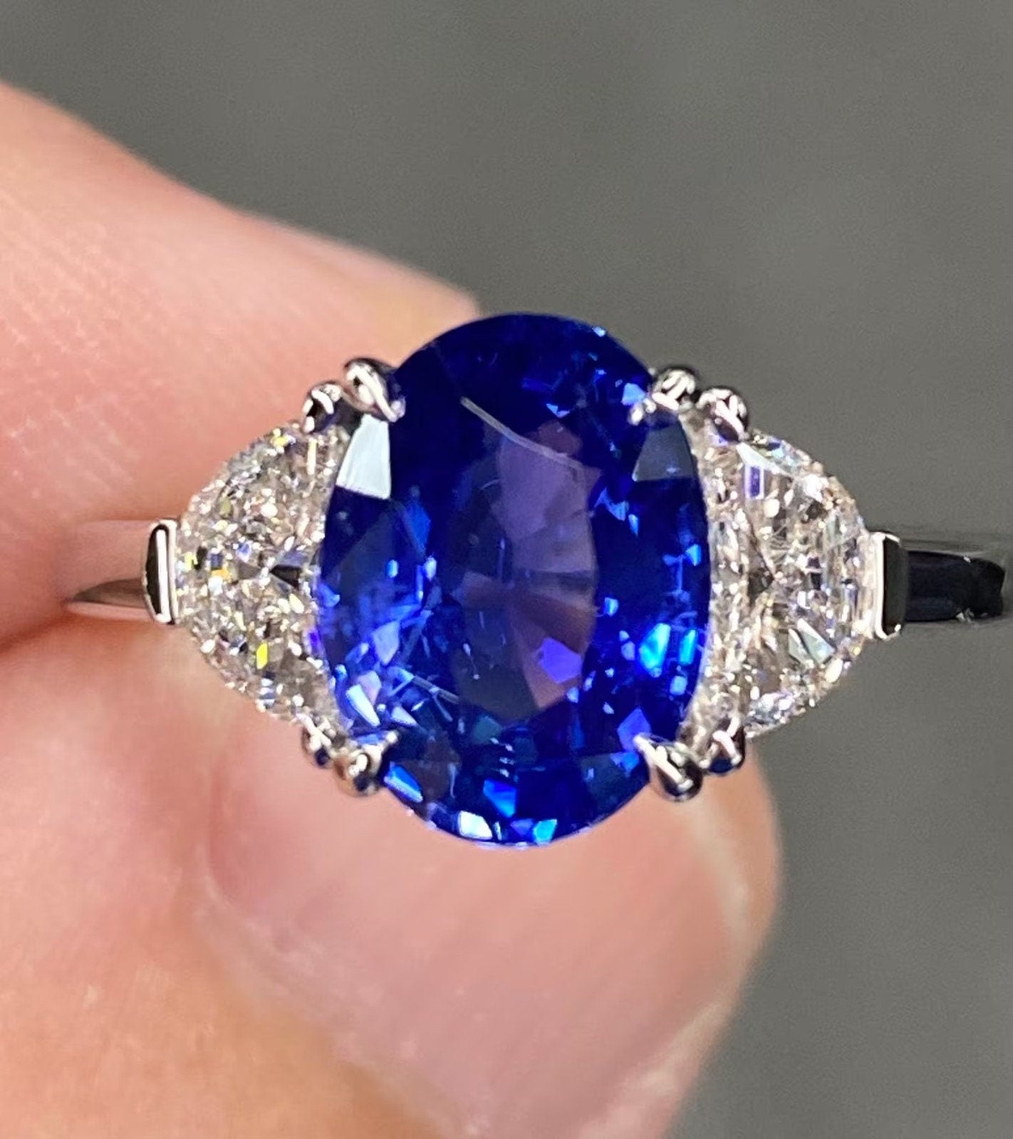 Exceptional IGI 3.3 Ctw Vivid Blue Ceylon Sapphire & VVS Diamond 18k White Gold Ring Engagement Ring For Love