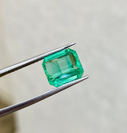 IGI Certified 4.8 CTS! Gorgeous Natural Emerald from Colombia, Rectangle shape, Minty green color, perfect for cocktails ring And Pendant