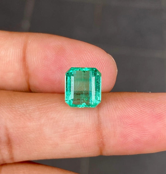 IGI Certified 4.8 CTS! Gorgeous Natural Emerald from Colombia, Rectangle shape, Minty green color, perfect for cocktails ring And Pendant