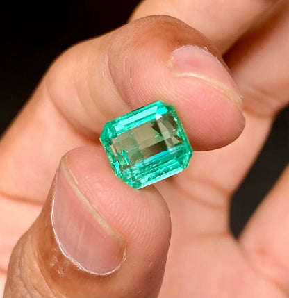 IGI Certified 4.8 CTS! Gorgeous Natural Emerald from Colombia, Rectangle shape, Minty green color, perfect for cocktails ring And Pendant